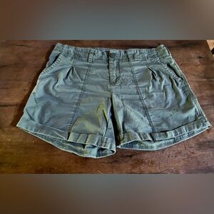 ✨Mountain Hardwear Cuffed Hem Shorts✨